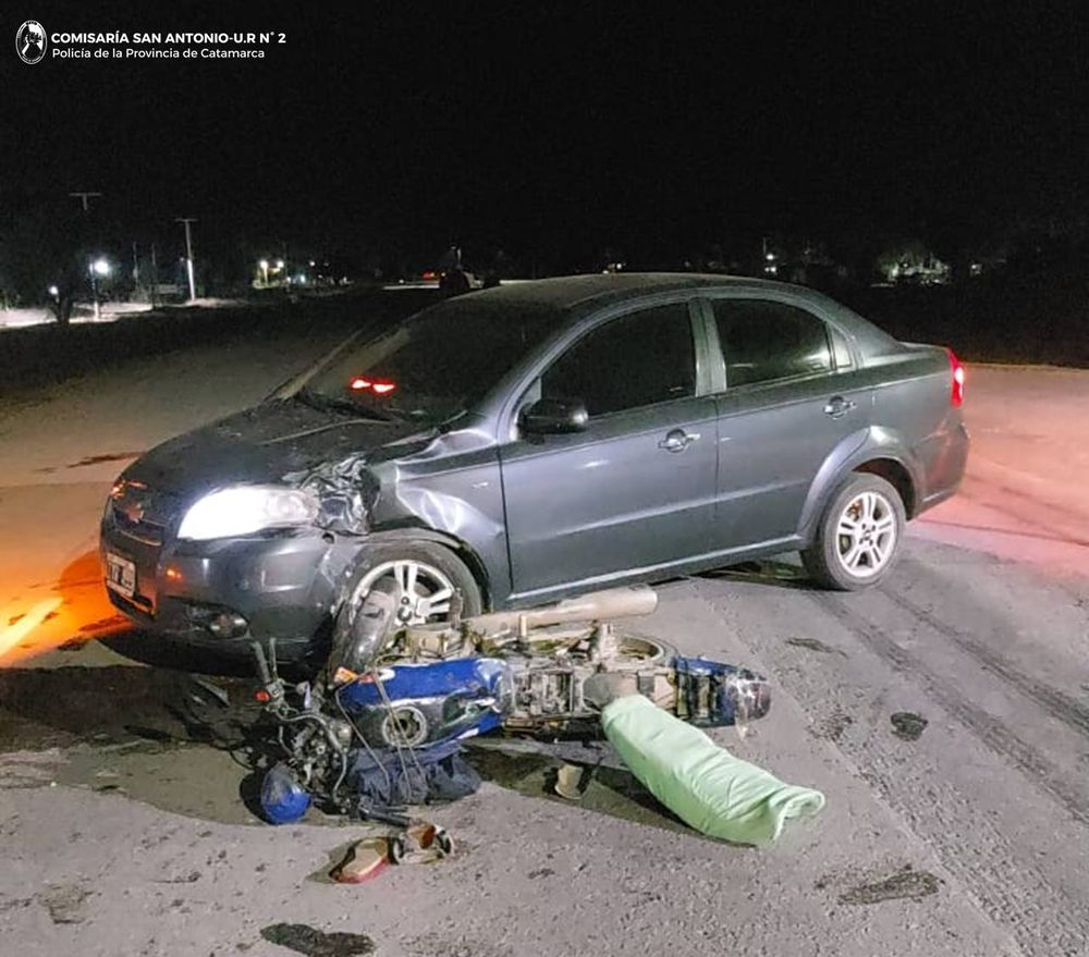 Dos motociclistas resultaron con lesiones tras chocar con un automóvil en San Antonio de La Paz