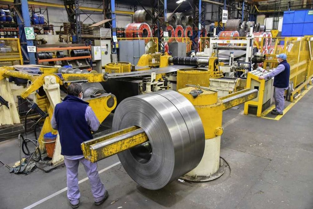 La industria y la construcción siguen con fuertes caídas