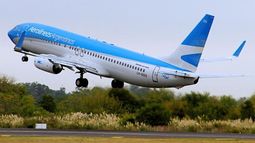 Crisis: Aerolíneas Argentinas suspenderá a 7.500 empleados