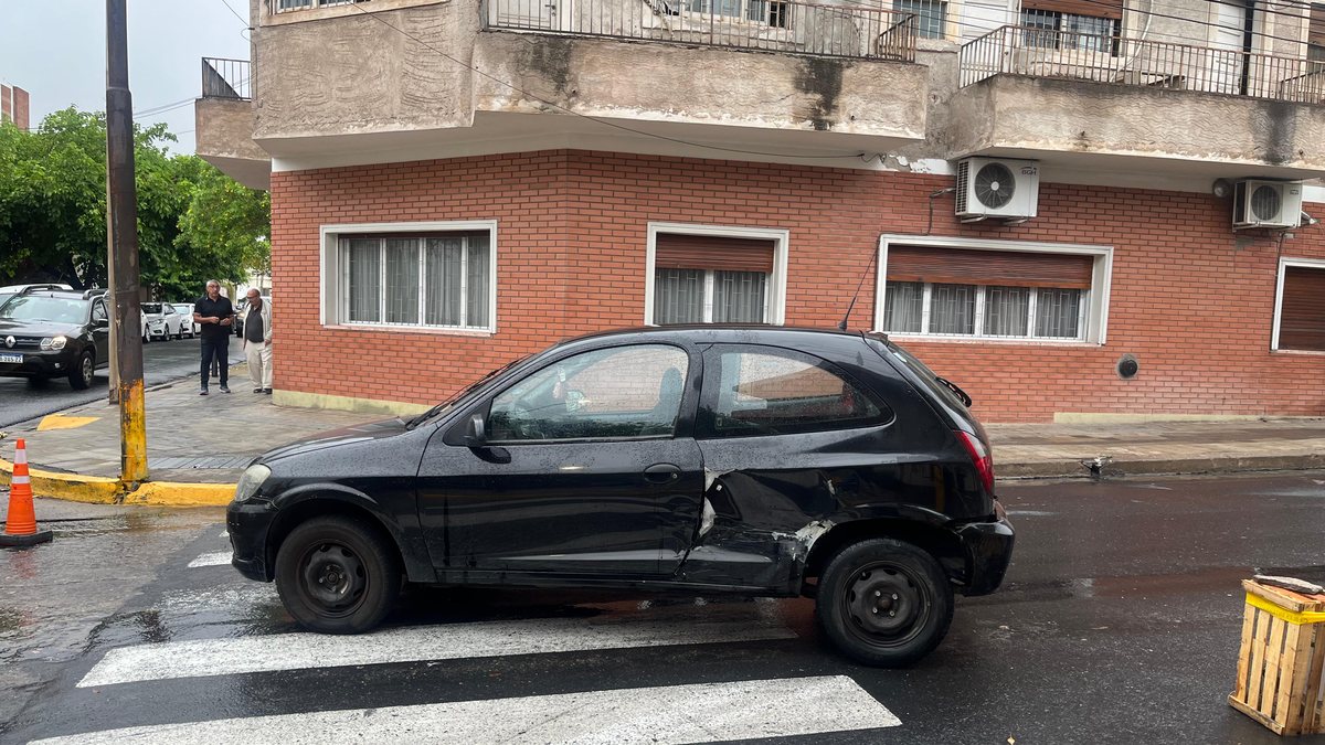 Conductor desaprensivo: chocó contra un auto en pleno centro y se dio a ...
