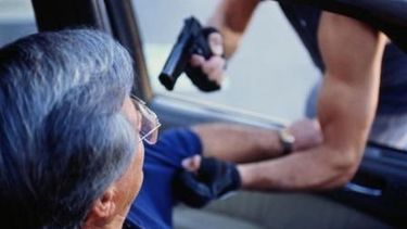 Encañonaron a un taxista y le robaron $2.700