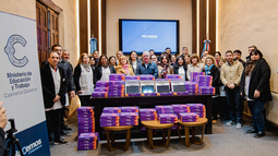 El Gobierno completó la entrega de más de 600 tablets en 101 escuelas catamarqueñas El Gobierno completó la entrega de más de 600 tablets en 101 escuelas catamarqueñas