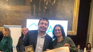 Distinción. La senadora Lucía Corpacci acompañó en la distinción a Nóblega y Zenteno.