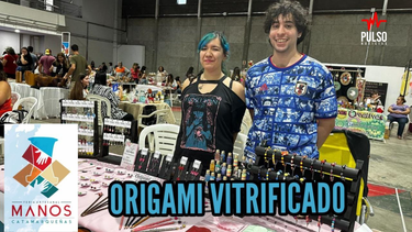 Ines y Agustín exponen su propuesta a través de origami vitrificado.