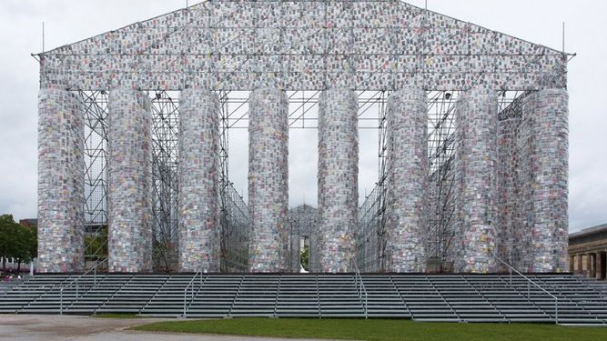 El Partenón de libros prohibidos, la imponente obra de Marta Minujin será exhibida en Milán.