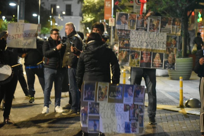 Crece el malestar. con pancartas, ollas y cornetas apuntaron al poder político y exigieron respuestas.