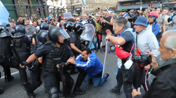 Enfrentamientos entre los hinchas y las fuerzas de seguridad en la marcha de los jubilados en el Congreso