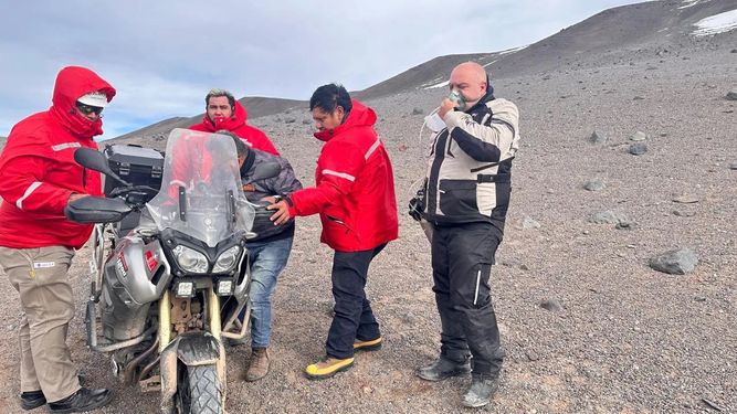 Mineros rescataron un motociclista riojano en medio de la Puna