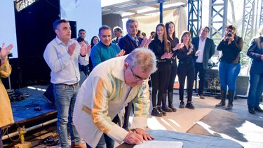 El documento fue rubricado en el municipio de El Rodeo y contó con la presencia del gobernador, Raúl Jalil.