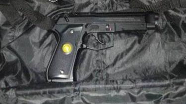 arrestan a un hombre con una replica de un arma de fuego