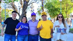 Alfredo Olmedo, junto a Brizuela y JuárezEl exlegislador nacional, Alfredo Olmedo, acompañó a los candidatos locales de la alianza La Libertad Avanza en su recorrido por el departamento Valle Viejo. Fueron de la partida los candidatos a diputados nacionales, Adrián Brizuela y Myrian Juárez, junto a los candidatos a concejales por el municipio chacarero, Gerónimo Cabrera y Soledad Crespo Corpacci. La caminata dio inicio en la Plaza de San Isidro y culminó en la Plaza del Aborigen, donde compartieron sus propuestas a los vecinos.
