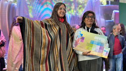 Graciela Salvatierra, de Londres, ganó el premio al mejor poncho