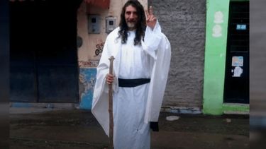 Un candidato superó las drogas y ahora hace campaña vestido de Jesús