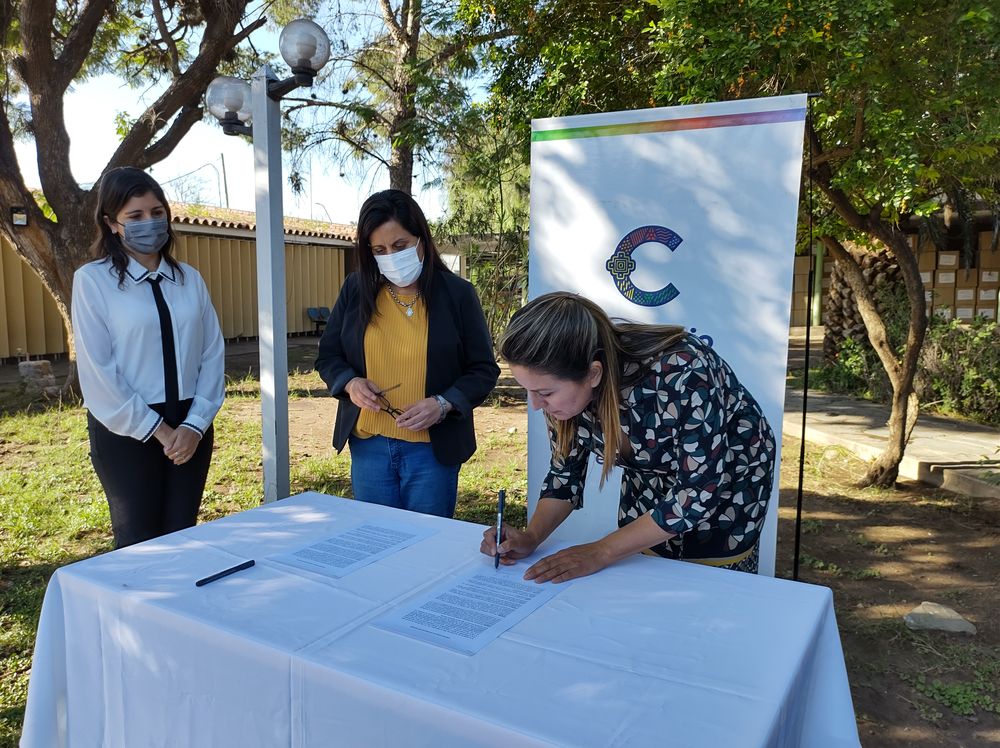 Firma. De la intendenta de Valle Viejo, Susana Zenteno, la doctora Manuela Ávila y la licenciada Soledad Ponce.&nbsp;