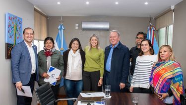 La titular de la cartera educativa local, Andrea Centurión encabezó junto al vicegobernador de la provincia, Rubén Dusso, la firma de un comodato.