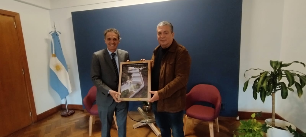 Niederle le entrego al ministro Grabriel Katopodis un cuadro con la imagen de la Nueva Gruta de la Virgen del Valle.