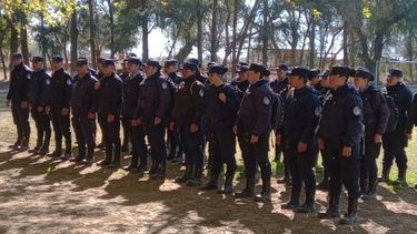 entregaron armamento a oficiales ayudantes y agentes de policia