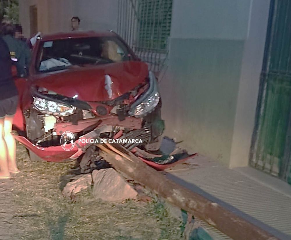 Daños. La caída del poste de madera causó inconvenientes en la zona.&nbsp;