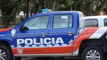 un policia sorprendio a un sujeto en su casa y le disparo
