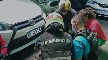 recoleta: un hombre cayo desde seis metros sobre un auto