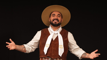 Lázaro Caballero llega al Patio de la Fiesta del Poncho