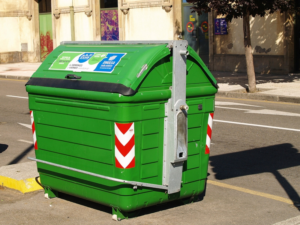 Los trajes ya no estaban en el contenedor de basura