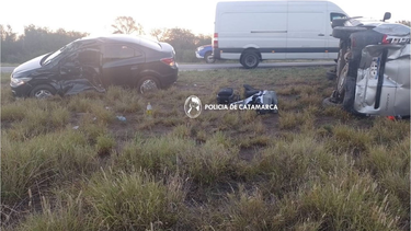 volco un auto en la paz