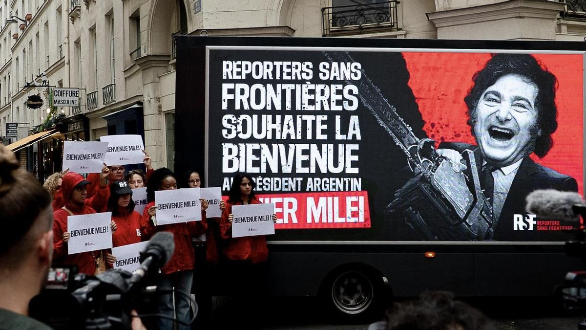 Reporteros protestaron en París contra los ataques de Milei a la prensa
