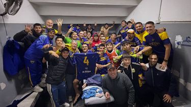 Festejo. Policial celebró en el vestuario el triunfo ante Vélez.