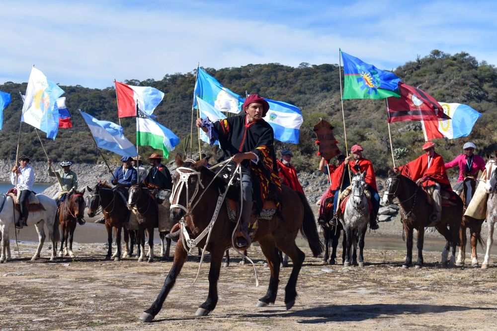 Alumnos de Ancasti prometieron lealtad a la bandera de la patria a orillas del Dique de Ipizca1.jpeg