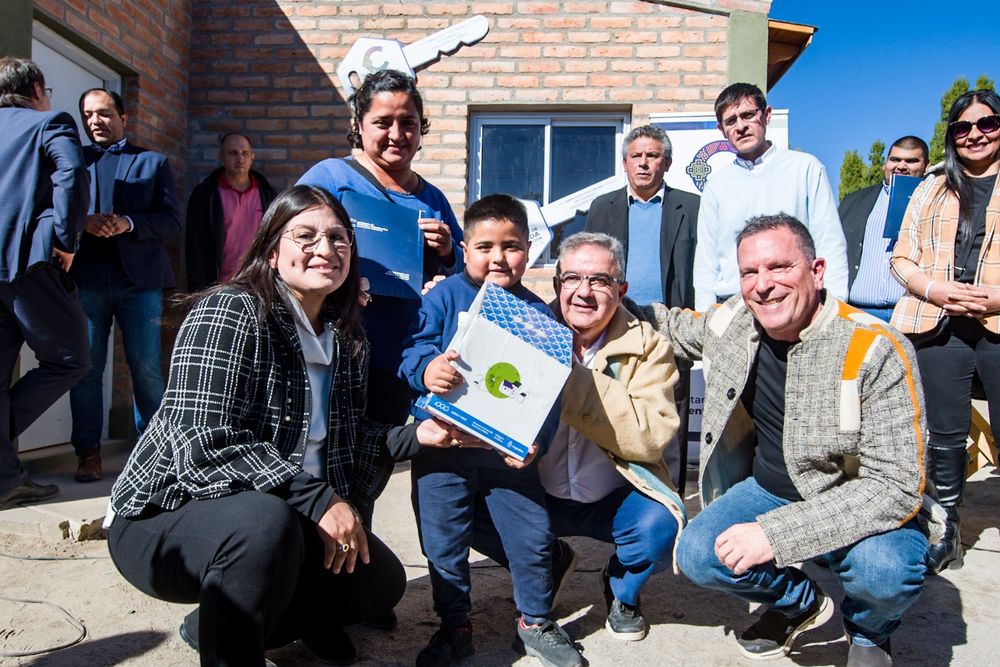 Jalil entregó viviendas rurales en Santa María y San José