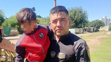 heroico rescate en cordoba: un policia salvo a un nene de ser atropellado por un tren