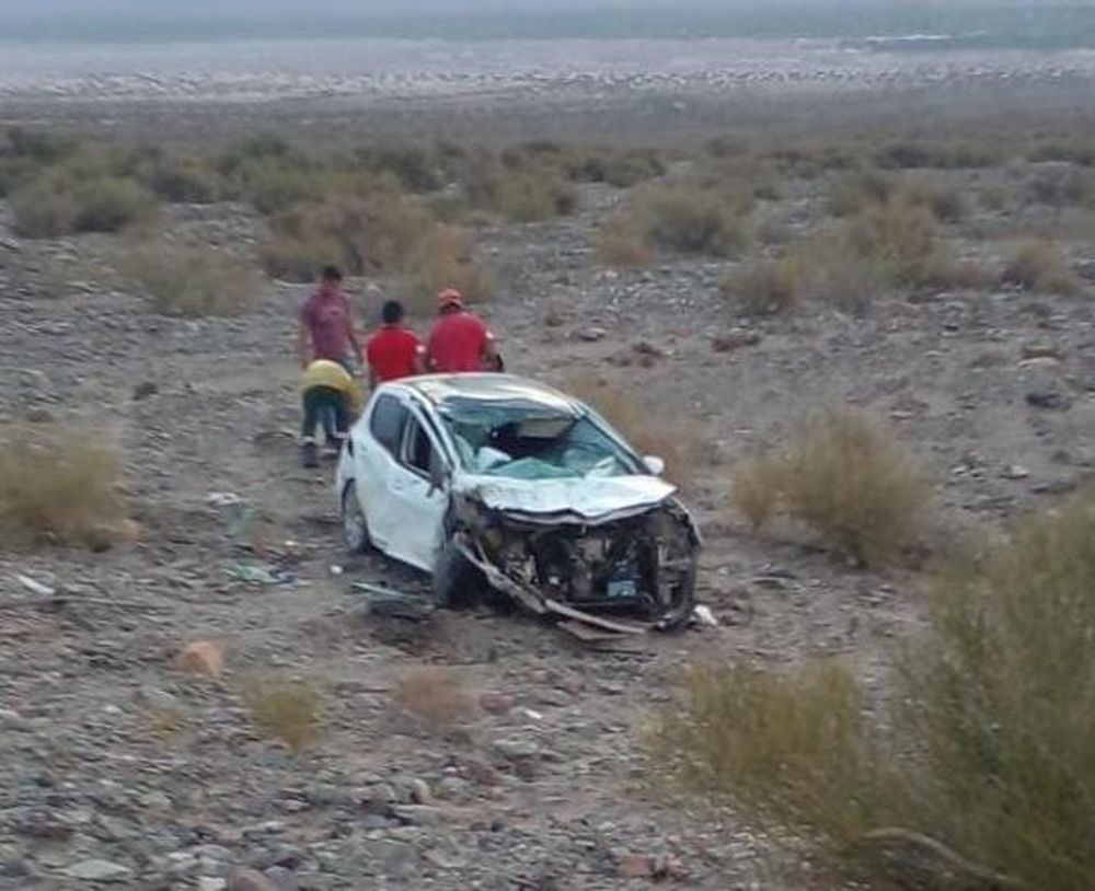 Desastre. Presuntamente la mujer grababa un video cuando el auto salió de la ruta y volcó en la banquina.