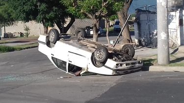 Volcó un automóvil en una avenida en el sur