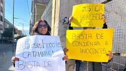 Familiares de un joven condenado por abuso sexual se manifestaron frente a la Corte Familiares de un joven condenado por abuso sexual se manifestaron frente a la Corte
