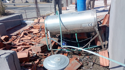 La pared del dúplex en obra cayó sobre el techo de la vivienda, provocando roturas y dejando a la familia sin agua. La pared del dúplex en obra cayó sobre el techo de la vivienda, provocando roturas y dejando a la familia sin agua.
