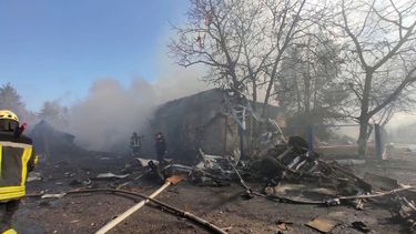 Bomberos. Combaten los incendios luego de los ataques rusos.&nbsp;