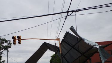 El techo de la Escuela Apolo se desprendió y cayó sobre la línea eléctrica.