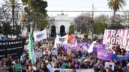 Los gremios. Denuncian que el Ejecutivo ignora la Ley de Financiamiento y que los sueldos cayeron un 50%. Los gremios. Denuncian que el Ejecutivo ignora la Ley de Financiamiento y que los sueldos cayeron un 50%.