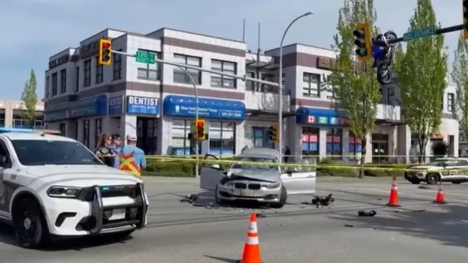 Un motociclista chocó y su moto terminó colgada de un semáforo
