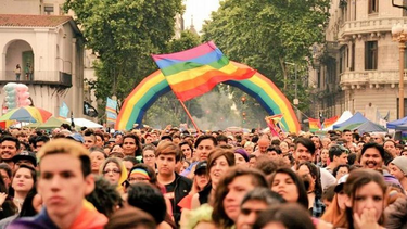 el colectivo lgtbiq+ marcha en todo el pais en rechazo del discurso de javier milei