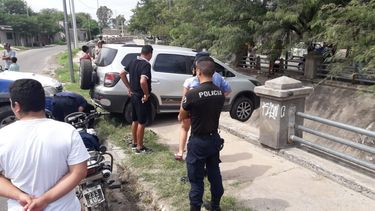 Chocó contra la baranda del canal: las ruedas delanteras quedaron colgando