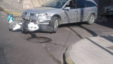 Choque entre un auto y una moto: una mujer lesionada