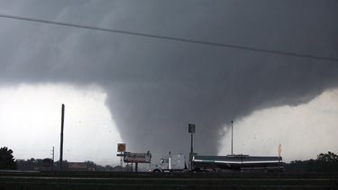 un tornado dejo mas de 20 muertos en estados unidos