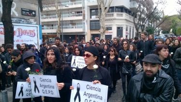 investigadores del conicet realizaron el ?velorio de la ciencia?