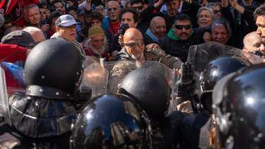 nueva marcha de los jubilados en el congreso: enfrentamientos y empujones