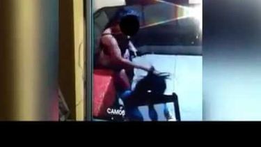 Indignante: filmaron a la niñera y vieron que golpeaba brutalmente a sus hijos
