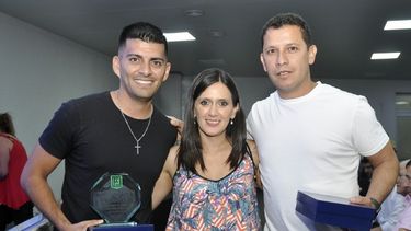 Raúl Gordillo, ex futbolista profesional, y Federico Cano, árbitro nacional de AFA, con la titular liguista Sylvia Jiménez.