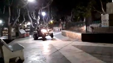 Andalgalá: joven realiza peligrosas maniobras en su cuatriciclo en plena plaza principal
