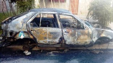 Voraz incendio de un automóvil en el sur de la Capital